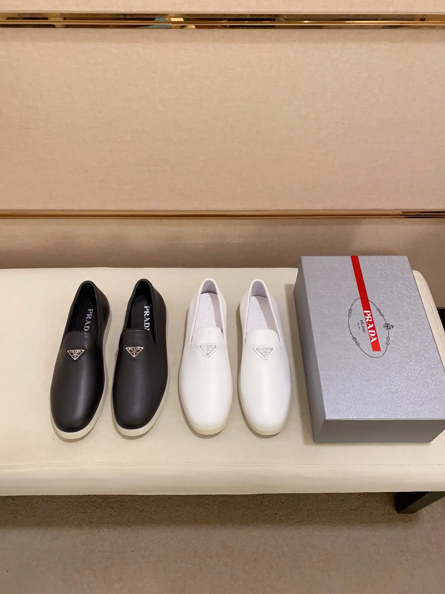 Men's shoes 💰 580💰 ✔️✔️✔️High-quality new PRADA counters are launched at the same time. The new men's shoes and 😘fabrics are selected from high-silk bald cowhide and are made by pure handicrafts. Lining: Full cowhide lining. 👍🏿 High-end ☄️ air-cushion molded anti-slip rubber outsole, exquisite lines, simple and elegant, comfortable and high-end for leisure travel. Code number: 38 to 44 (45 can be customized)